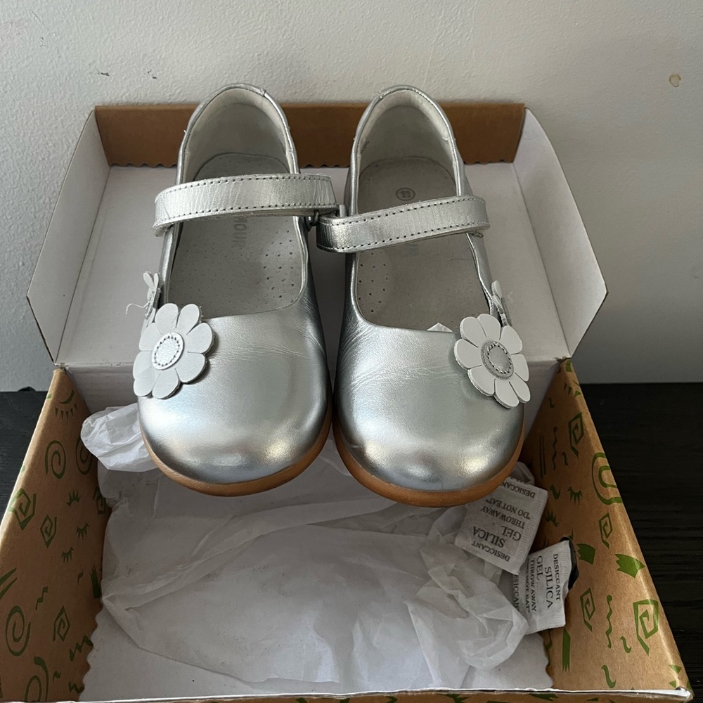 L'Amour Silver Girls Mary Jane Dress Shoes with White Flower Accent